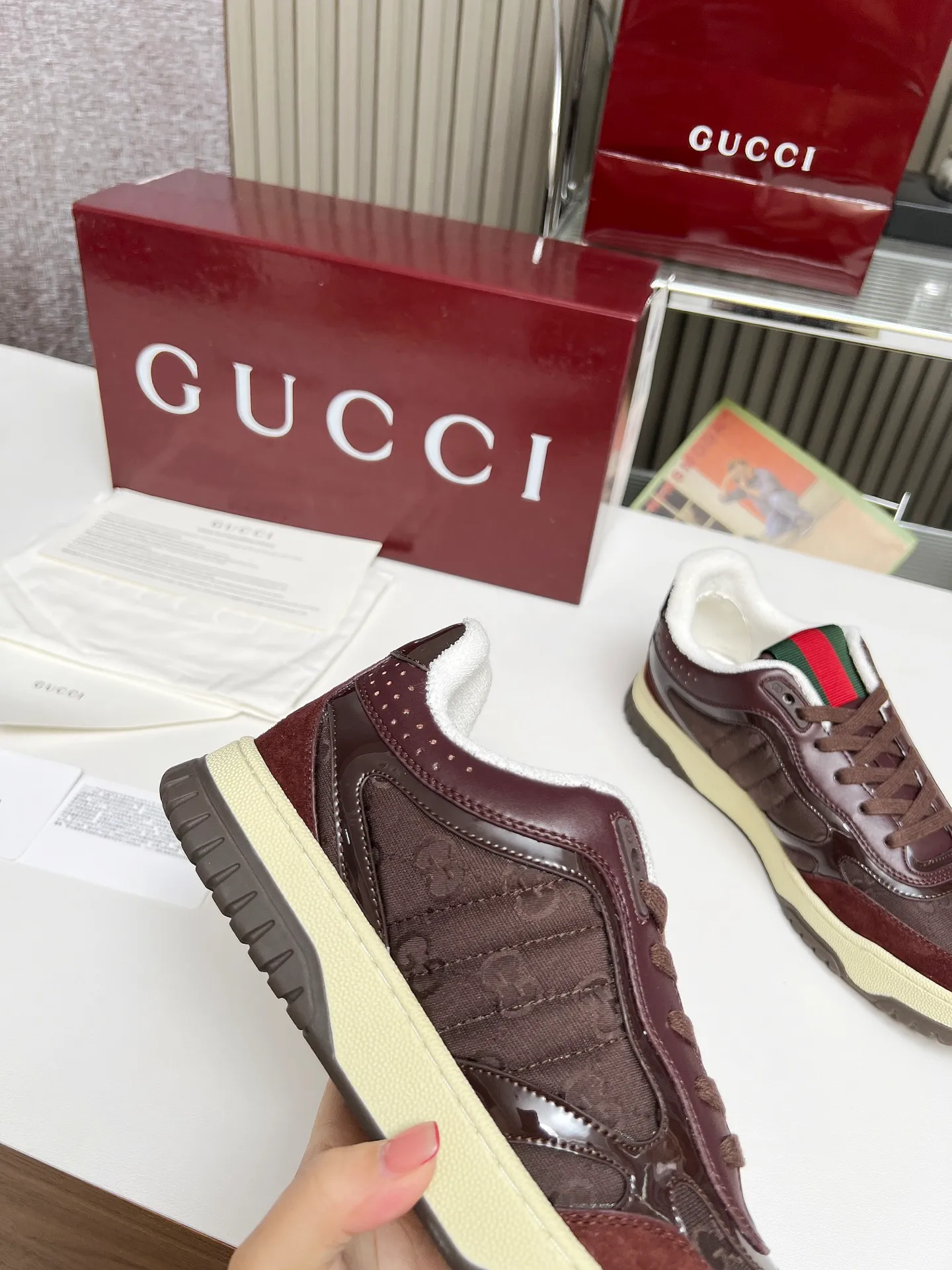 [G Home] P: 600💰 Couple size: Female 35-40. Male 39-44 (45 custom-made) 🆕2025.GUCC Gucci original order quality The latest popular high and low top aged couple sneakers series shipped original purchase development and production, this high and low top sneakers adopt a basketball-style silhouette design, cleverly integrated with hollow panels and distressed effects, showing unique ingenuity. The ingenuity incorporates brand logo details such as interlocking Double G styling accessories and Gucci lettering, a low-key tribute to the brand's design heritage. Exquisite packaging at the delivery counter 🛍📦 ▪️ Fabric: Original customized imported first-layer cowhide ▪️ Inner lining: Imported first-layer cowhide ▪️ Sole: Original molded two-color TPU sole ▪️ Sole thickness: 3cm